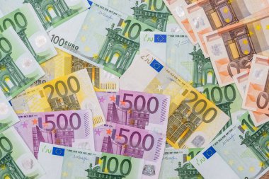 Arkaplan olarak 100, 200, 500 euro.