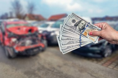 Dolar banknotları olan ve araba kazası geçiren bir kadın.