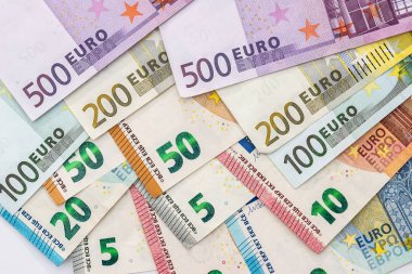 Avro banknotları beyaz arkaplanda izole edildi, yakın plan