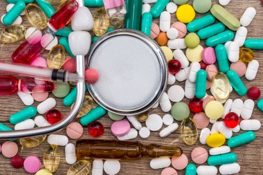 Steteskop ve ahşap masa üzerindeki sağlık hizmetleri konsepti.