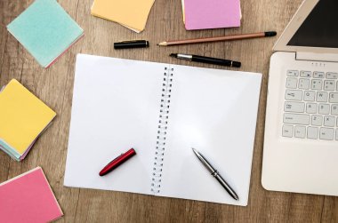 dizüstü bilgisayar, dizüstü bilgisayar ve ahşap bir masa çıkartmaları