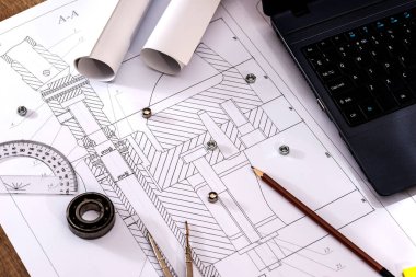 Dizüstü bilgisayarlı parçaların mühendislik çizimleri.