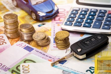 Makine, anahtarlar, madeni paralar ve hesap makinesi avro banknotlarının üzerinde
