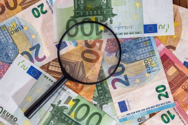 Avro banknotunun arka planında büyüteç manzarası