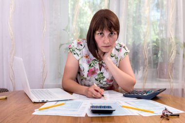 1040 formunu dolduran güzel bir kadın.