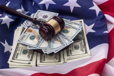 Amerikan bayrağında yargıç tokmağı olan dolarlar.