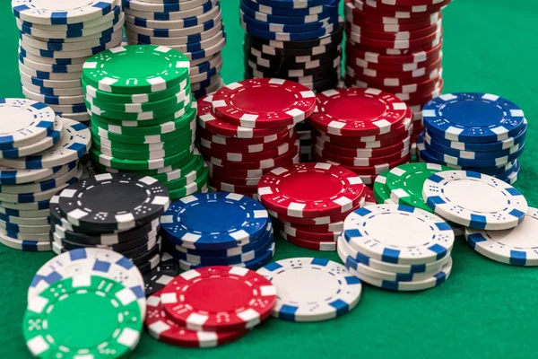 Muitas Fichas Poker Isoladas Fundo Verde — Fotografia de Stock