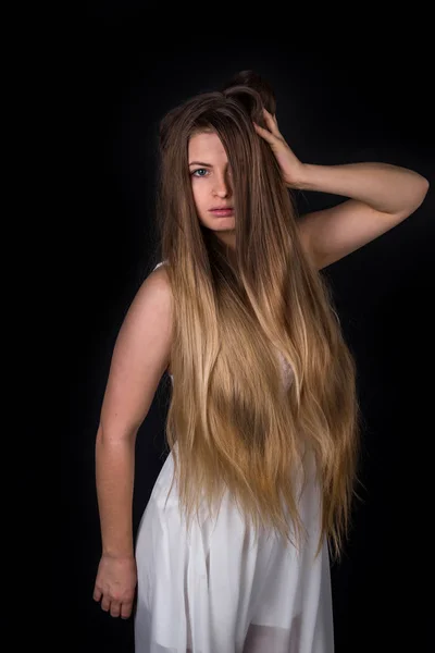 Portret Van Een Vrouw Met Lang Blond Haar Geïsoleerd Zwart — Stockfoto