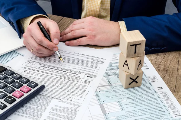 Geschäftsmann Füllt Formular Mit Stift Taschenrechner Und Aus — Stockfoto