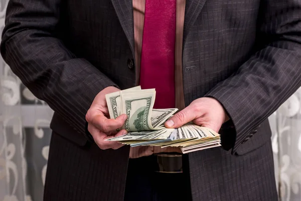 Man Pak Die Dollarbiljetten Telt Zijn Handen — Stockfoto