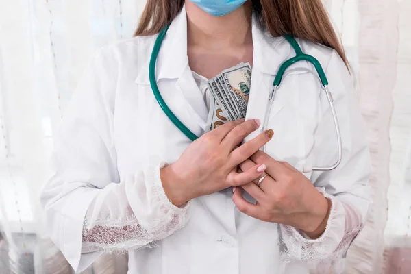 Dokter Verstopt Steekpenningen Gewaad Corruptie Geneeskunde — Stockfoto