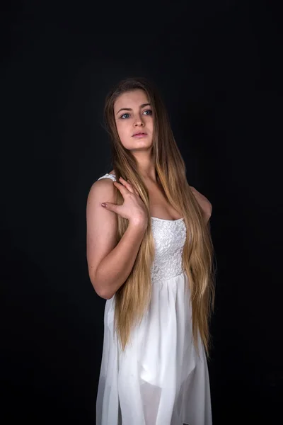 Portret Van Een Vrouw Met Lang Blond Haar Geïsoleerd Zwart — Stockfoto