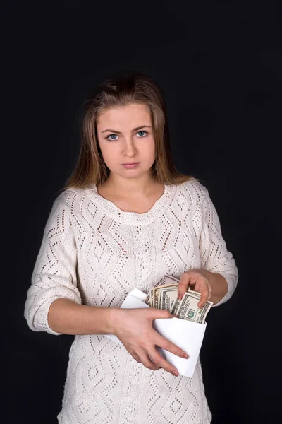 黒に隔離されたお金の完全な封筒を持つ女性 — ストック写真