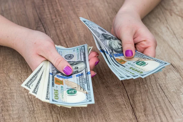 100 Dollar Sedlar Kvinnlig Hand Närbild — Stockfoto