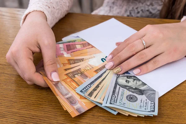 女性の手でユーロとドルの完全な封筒 — ストック写真