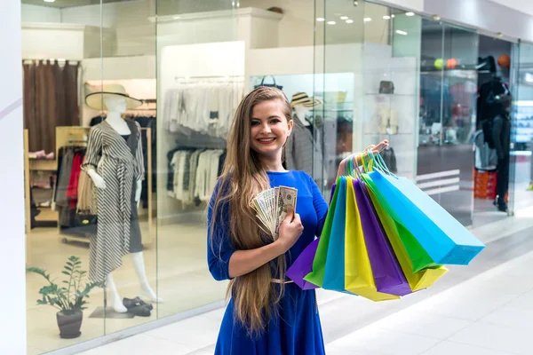 Donna Sullo Shopping Con Dollari Borse Colorate — Foto Stock