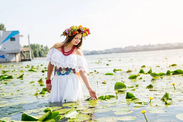 穿着民族服装的漂亮姑娘站在湖里 — 图库照片