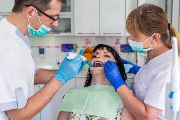 Dentysta Pielęgniarka Pracujący Pacjentem Stomatologii — Zdjęcie stockowe