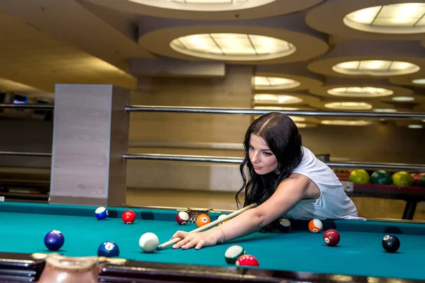 Femme Brune Jouant Billard Faisant Succès — Photo