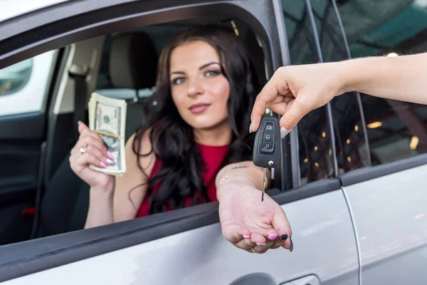 Mujer Recibiendo Llaves Coche Nuevo — Foto de Stock