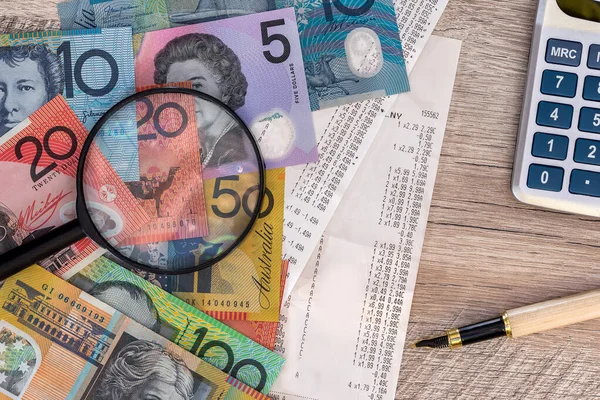 Αυστραλιανά Δολάρια Απόδειξη Αριθμομηχανή Στυλό Και Μεγεθυντικό Φακό — Φωτογραφία Αρχείου