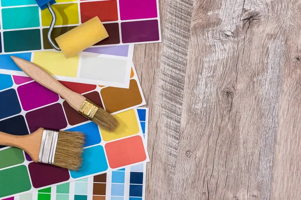 Tavolozza Dei Colori Con Strumenti Pittura Sfondo Legno — Foto Stock