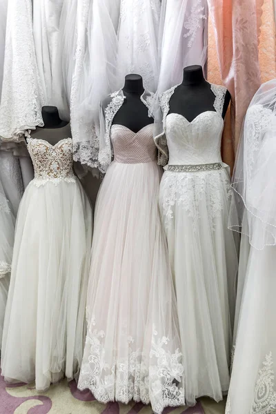 Robes Mariée Sur Mannequins Dans Salon Mariée — Photo