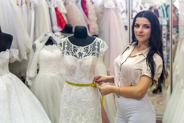 Женщина Измеряет Свадебное Платье Манекене Салоне — стоковое фото