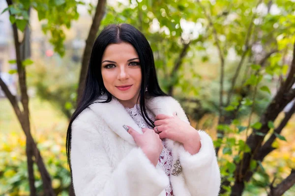 Woman Fashion Dress Fur Coat Posing Autumn Park — 스톡 사진