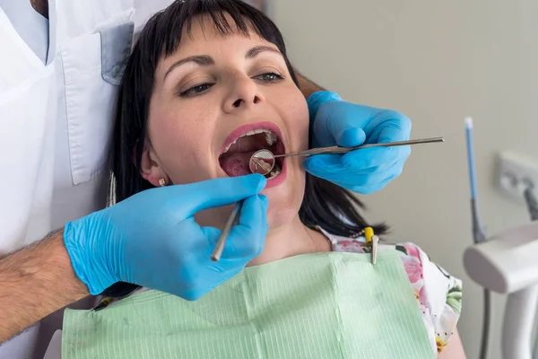 Dentista Hace Examen Profiláctico Los Pacientes — Foto de Stock