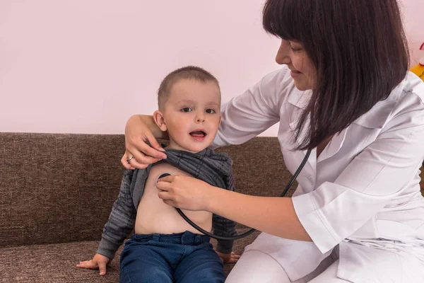 Kinderarts Luistert Kleine Jongen Ademt Met Stethoscoop — Stockfoto