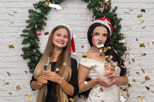 Meninas Atraentes Com Copos Champanhe Celebrando Ano Novo — Fotografia de Stock