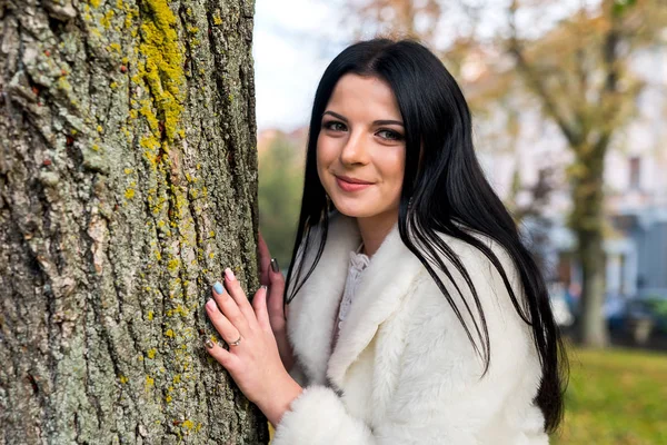 Mujer Morena Sonriente Posando Cerca Del Tronco Árbol — Foto de Stock