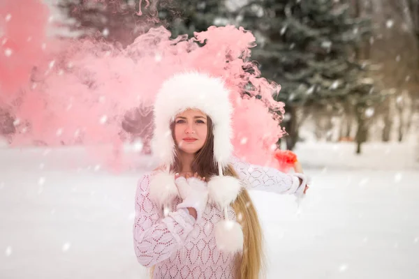 Portrét Krásné Ženy Červeným Kouřem Kolem — Stock fotografie