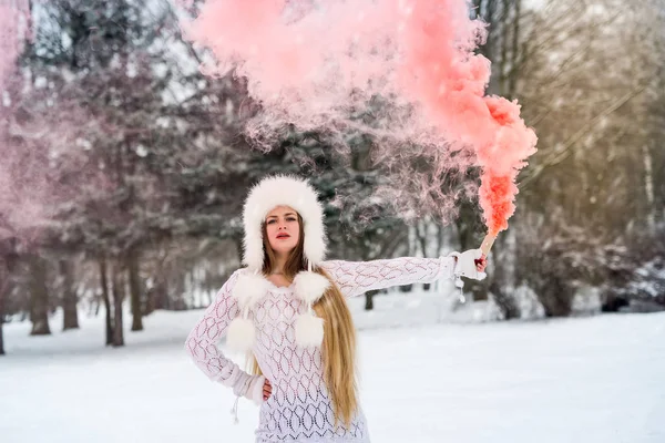 Ung Och Attraktiv Kvinna Med Röd Rökbomb — Stockfoto