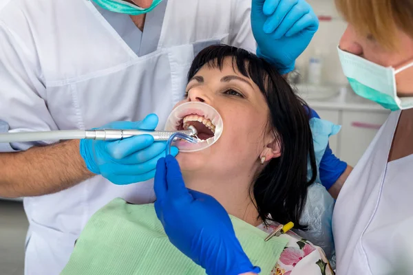 Dentista Trabajando Con Paciente Silla Odontología — Foto de Stock