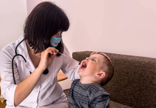 Dokter Kinderarts Onderzoeken Keel Van Kleine Jongen — Stockfoto