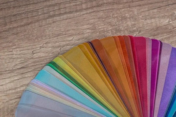 Muestras de color para pintar en primer plano de mesa de madera — Foto de Stock