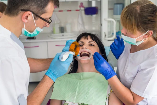 Γιατρός Και Νοσοκόμα Που Εργάζονται Ασθενή Στην Οδοντιατρική — Φωτογραφία Αρχείου