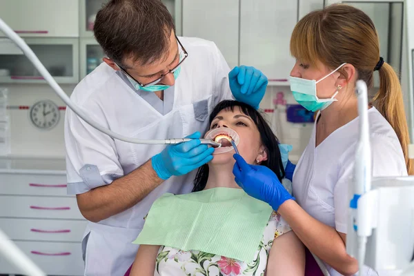 Οδοντίατρος Και Βοηθός Θεραπεύουν Τον Ασθενή Οδοντιατρική Άσκηση — Φωτογραφία Αρχείου