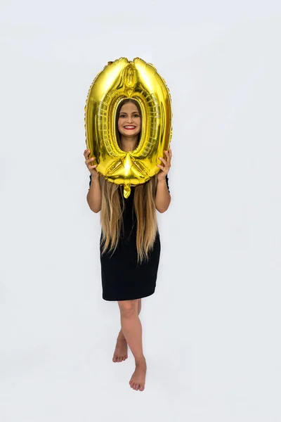 Vrouw Met Gouden Ballon Geïsoleerd Wit — Stockfoto