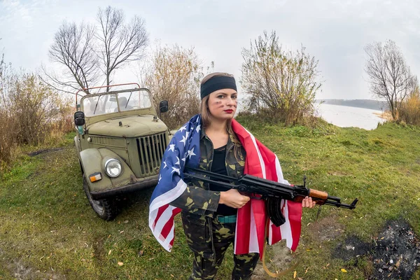 Mujer Con Bandera Americana Rifle Cerca Coche Militar — Foto de Stock