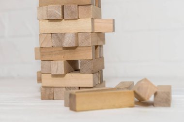 Masadaki kuledeki tahta bloklar.