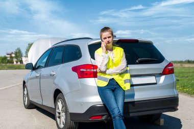 Bozuk arabalı bir kadın yardım istiyor.