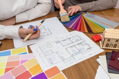 Ofiste renk paletiyle çalışan tasarımcı