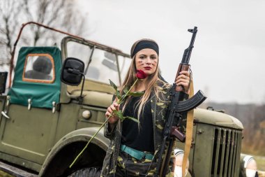 Gül çiçekli ve tüfekli güzel asker