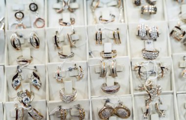 Vitrindeki altın mücevherlere odaklan.