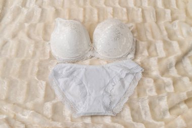 Dantelli iç çamaşırı arka plan olarak bej kumaş üzerine yoğunlaşır