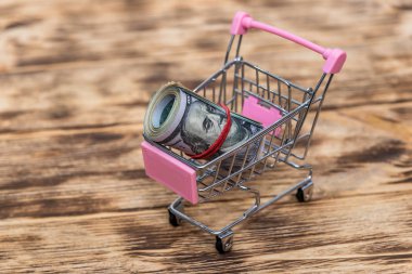 Tahta masadaki el arabasında dolar yuvarlanıyor.