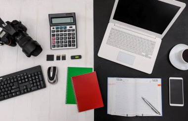 Dizüstü bilgisayarı ve dijital kamera üst görünümlü işyeri